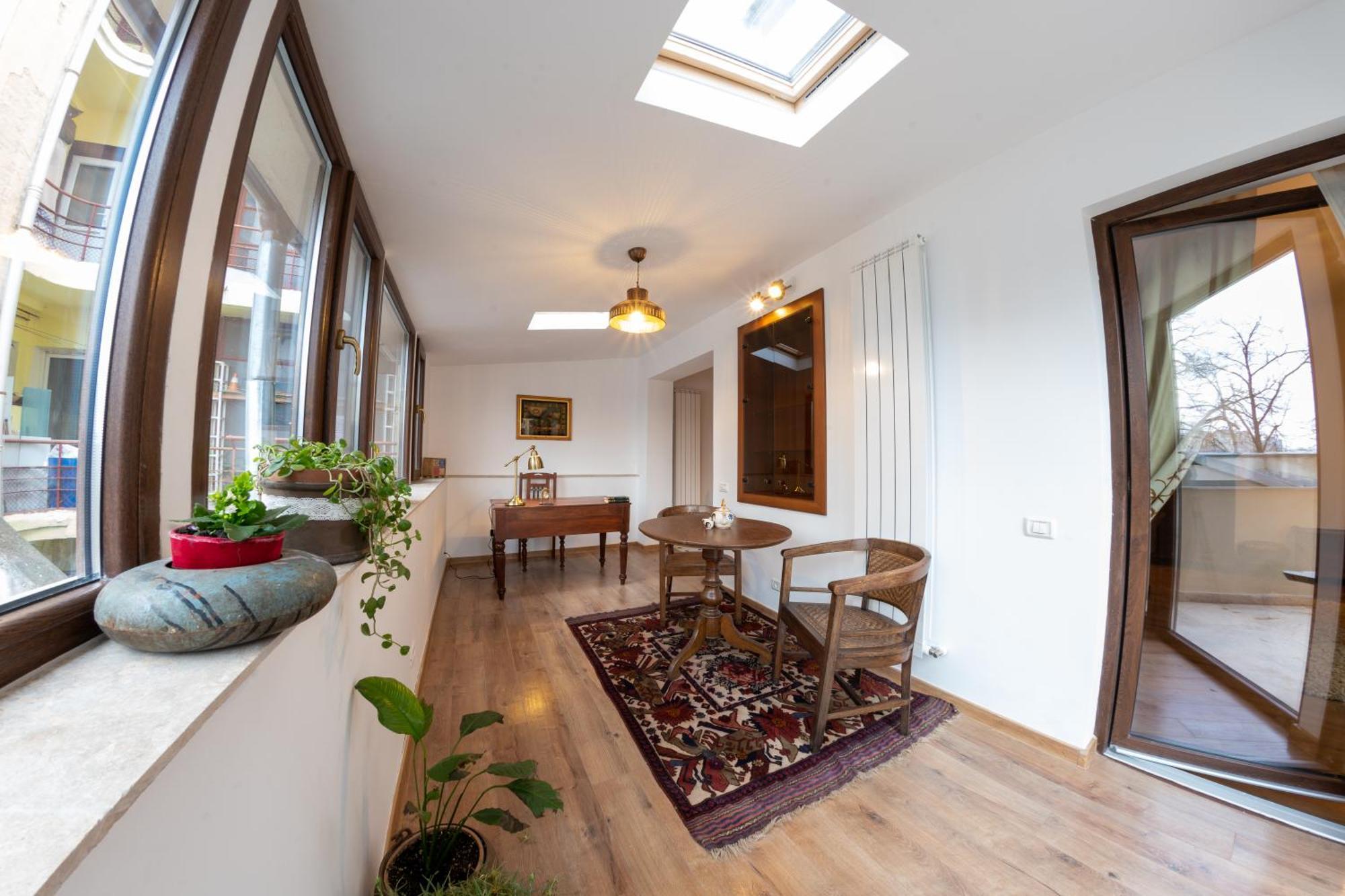 Theatre Rooftop Apartment With Patio Bucureşti Eksteriør bilde